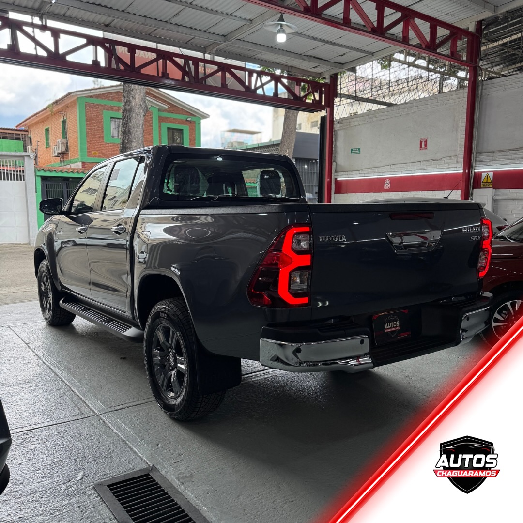 Toyota Hilux SRX 2025 Gris Caracas