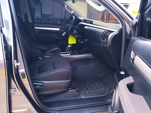 Toyota Hilux 2024 Gris Caracas