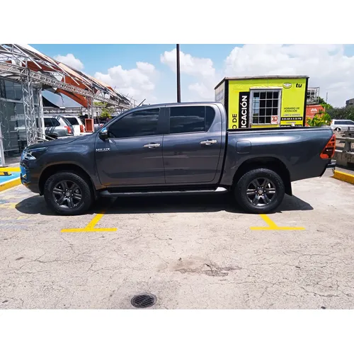 Toyota Hilux 2024 Gris Caracas