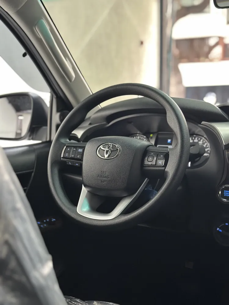 Toyota Hilux SR5 2025 Blanco Caracas
