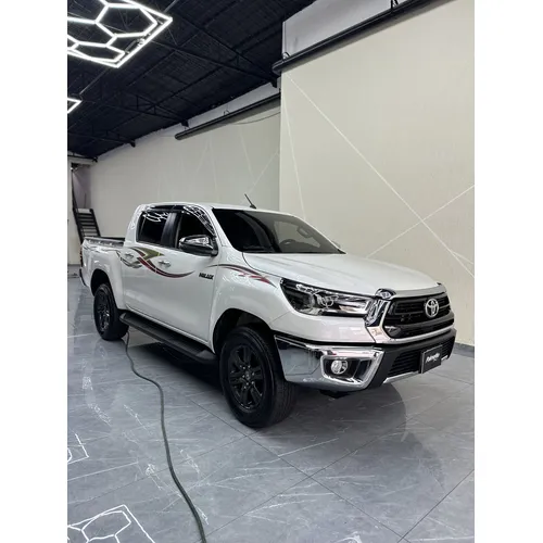 Toyota Hilux SR5 2025 Blanco Caracas