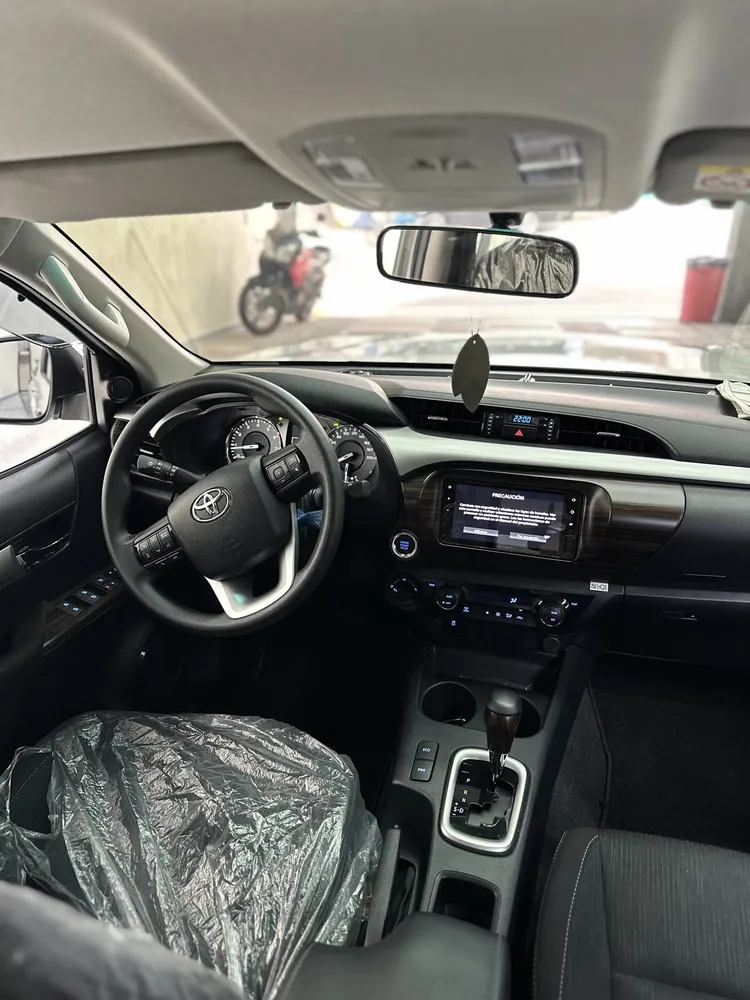 Toyota Hilux SR5 2025 Blanco Caracas