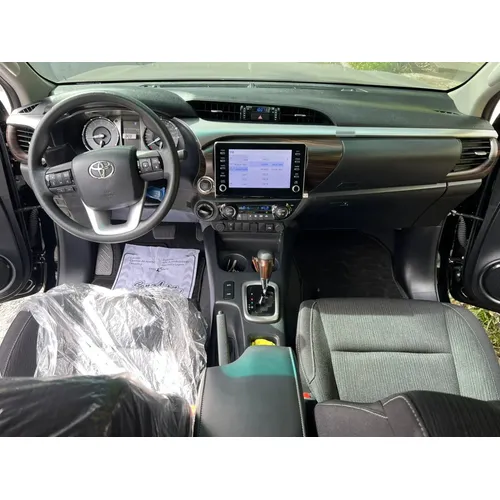 Toyota Hilux SR5 2024 Negro Caracas