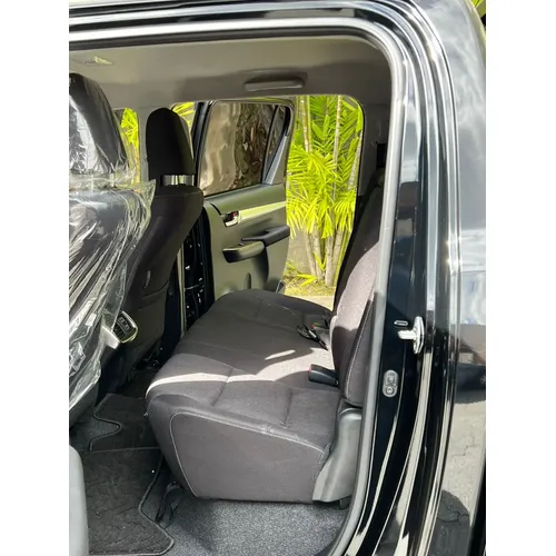 Toyota Hilux SR5 2024 Negro Caracas