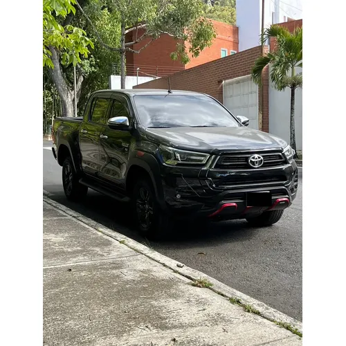 Toyota Hilux SR5 2024 Negro Caracas