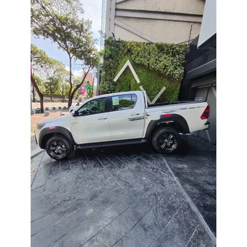 Toyota Hilux SR5 2025 Blanco Caracas