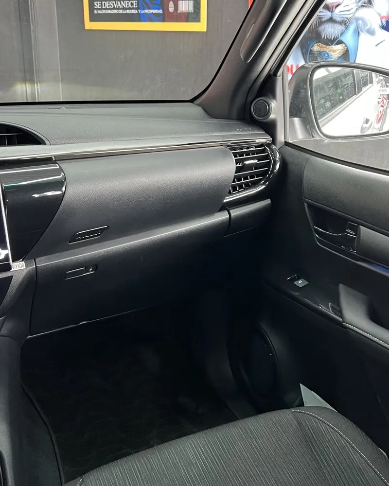 Toyota Hilux SR5 Adventure 2025 Blanco Caracas