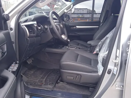 Toyota Hilux SRX 2024 Gris Caracas