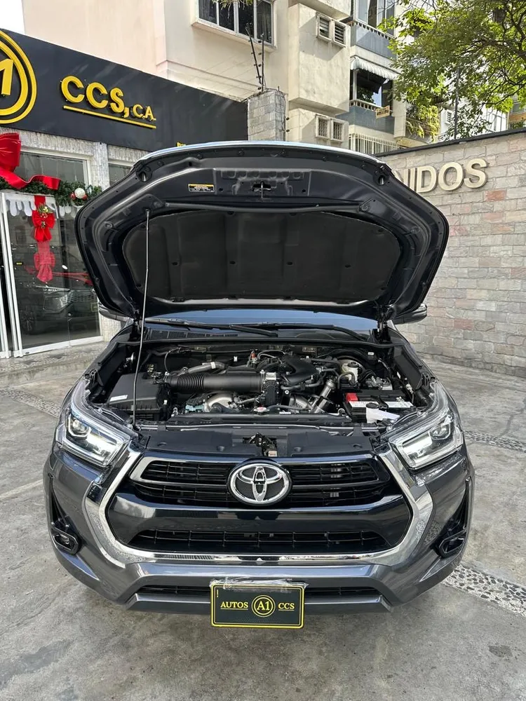 Toyota Hilux SRX 2025 Gris Caracas