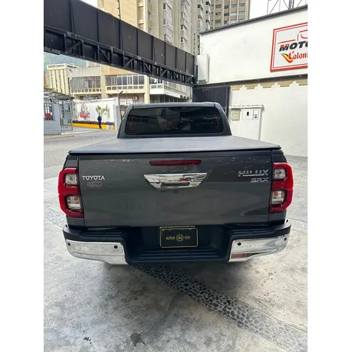Toyota Hilux SRX 2025 Gris Caracas