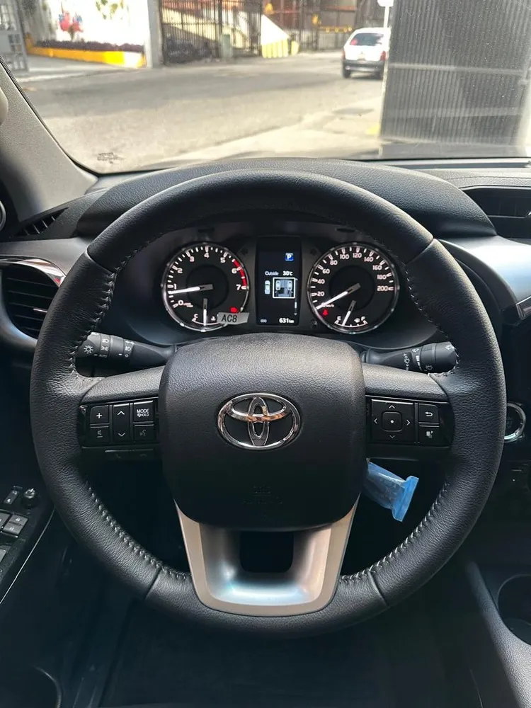 Toyota Hilux SRX 2025 Gris Caracas