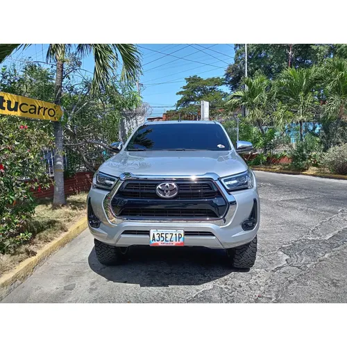 Toyota Hilux SR5 2025 Plateado