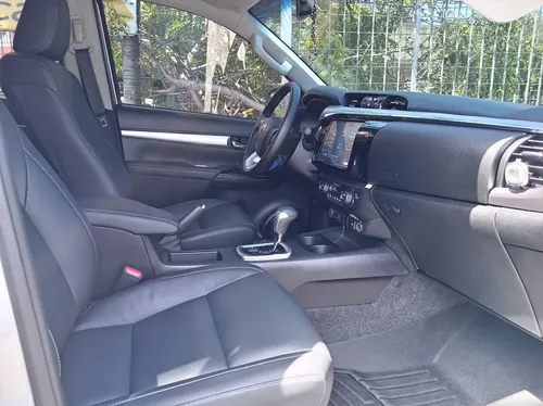Toyota Hilux SR5 2025 Plateado