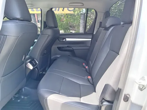 Toyota Hilux SR5 2025 Plateado