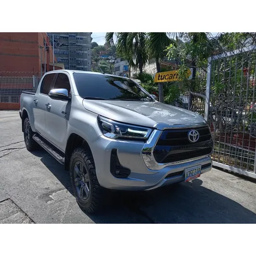 Toyota Hilux SR5 2025 Plateado