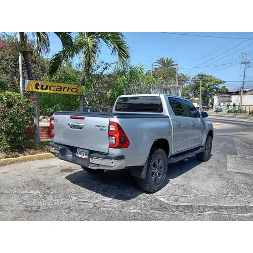 Toyota Hilux SR5 2025 Plateado