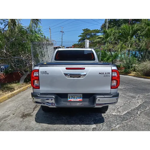 Toyota Hilux SR5 2025 Plateado