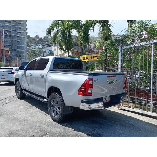 Toyota Hilux SR5 2025 Plateado