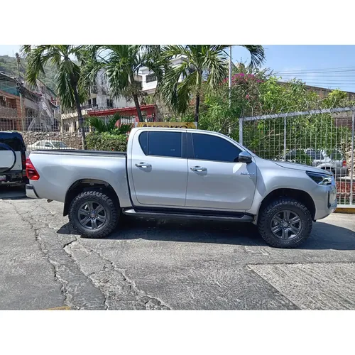 Toyota Hilux SR5 2025 Plateado