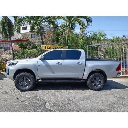 Toyota Hilux SR5 2025 Plateado