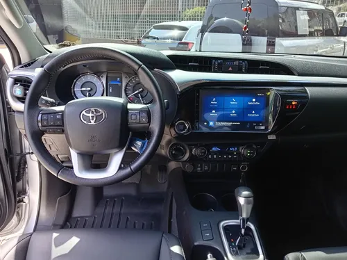 Toyota Hilux SR5 2025 Plateado