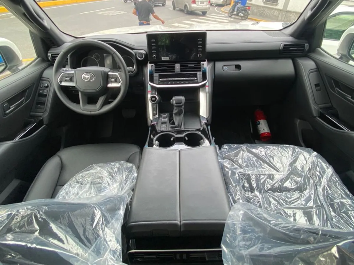 Toyota LC 300 VX Dubai 1800 Blanco Caracas