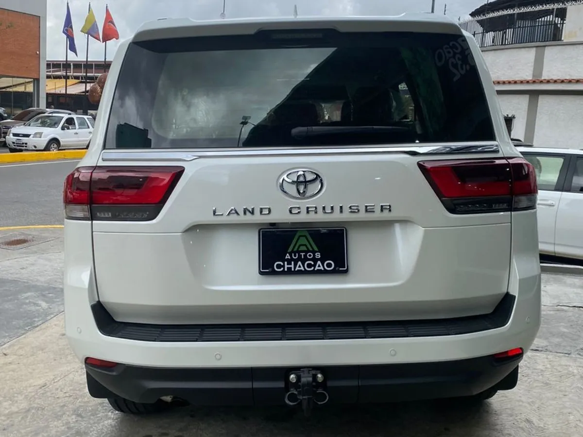 Toyota LC 300 VX Dubai 1800 Blanco Caracas