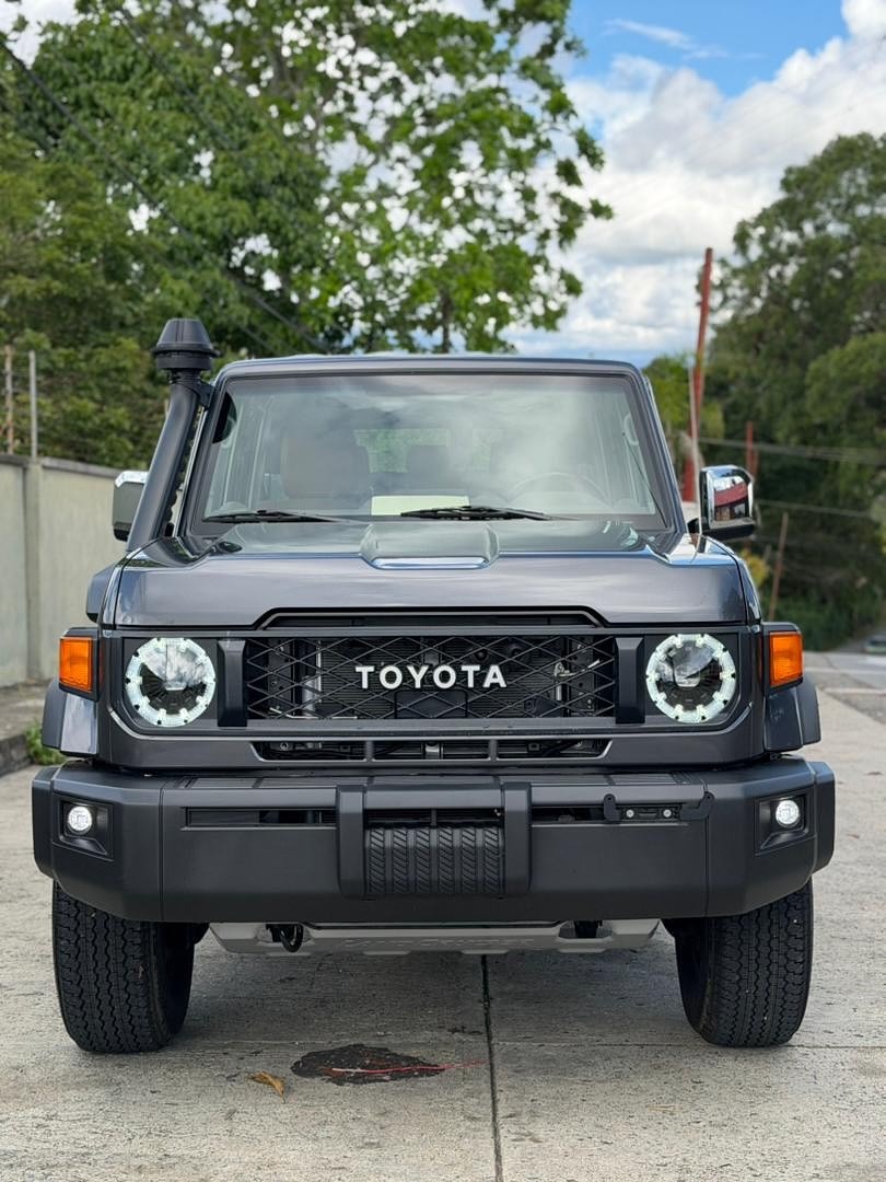 Toyota LC Serie 76 2025 negro1