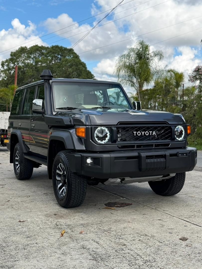 Toyota Land Cruiser 76 LX 2025 Negro Valencia