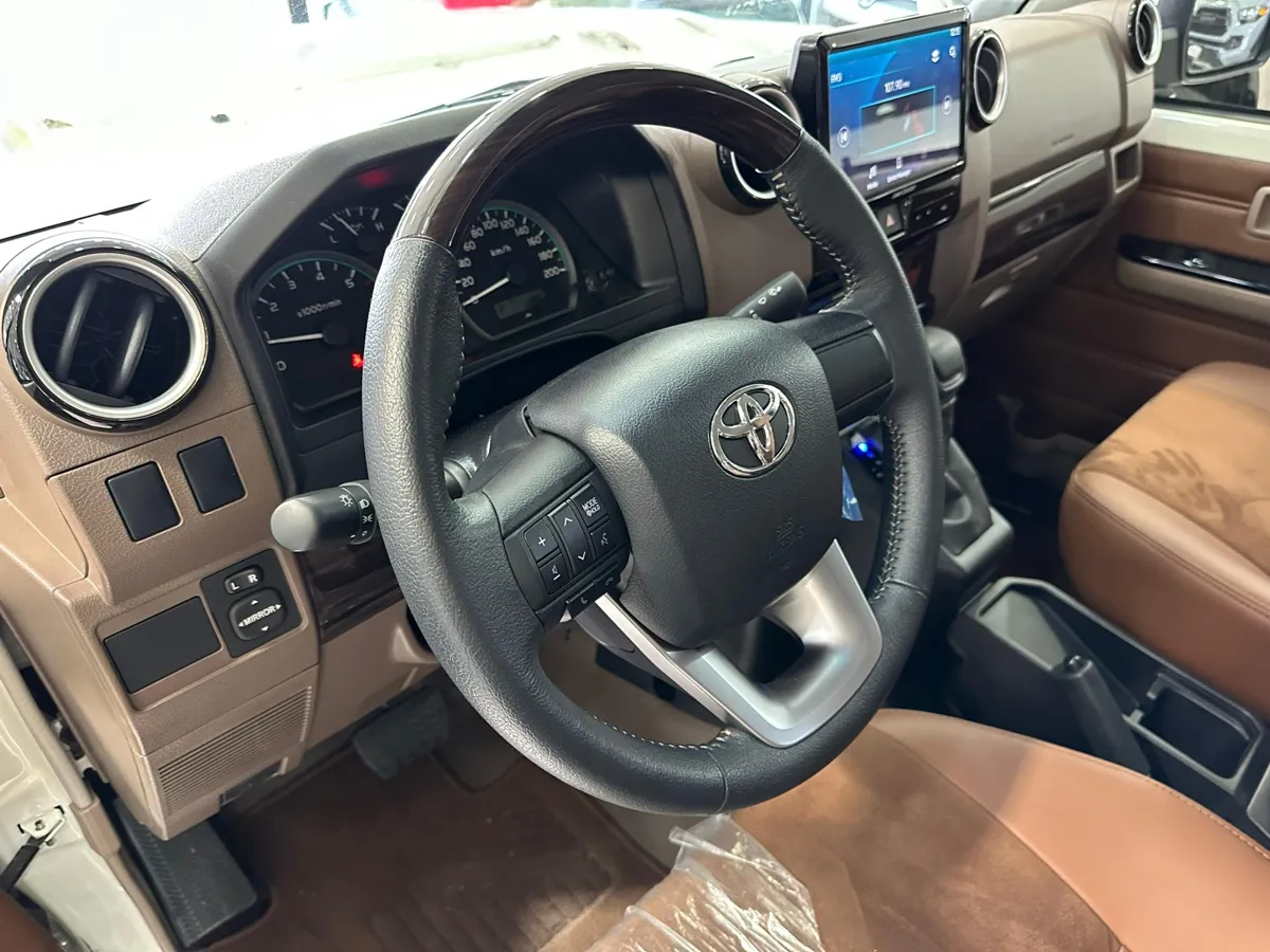 Toyota LC Serie 79 LX 2024 blanco4