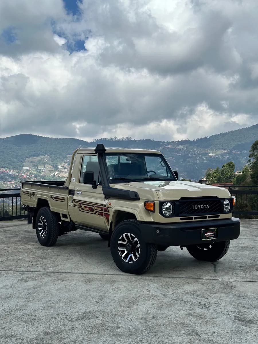Toyota LC79 2024 Automática Dorado