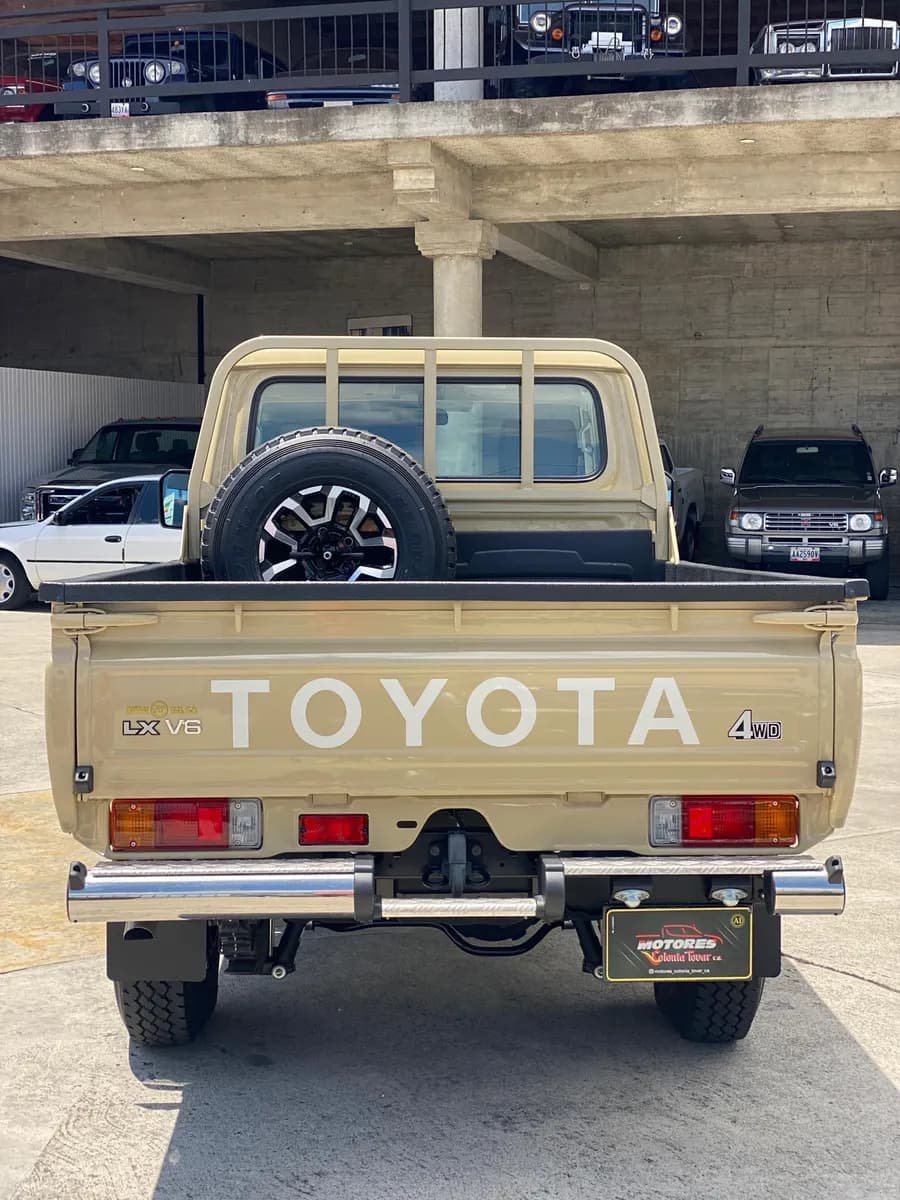 Toyota LC79 2024 Automática Dorado