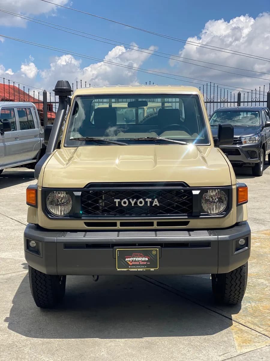 Toyota LC79 2024 Automática Dorado