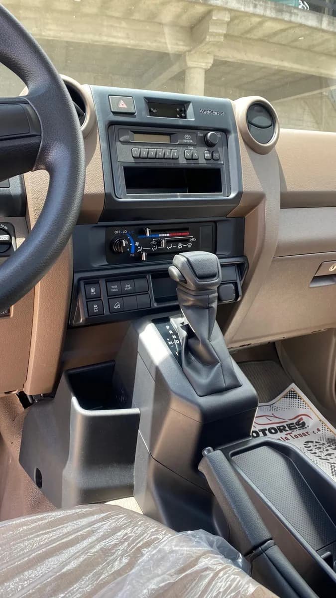 Toyota LC79 2024 Automática Dorado