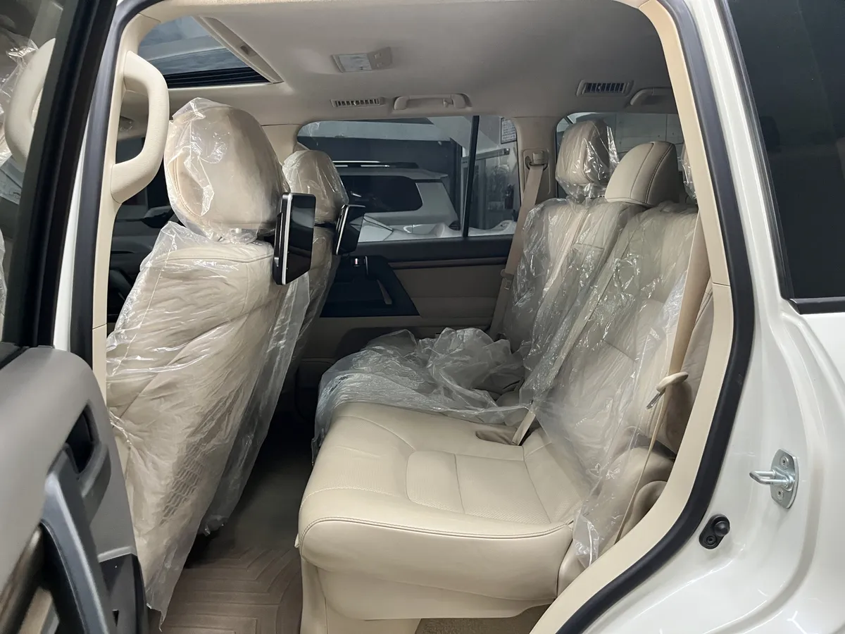 Toyota Land Cruiser 200 A año 2021 blanco10