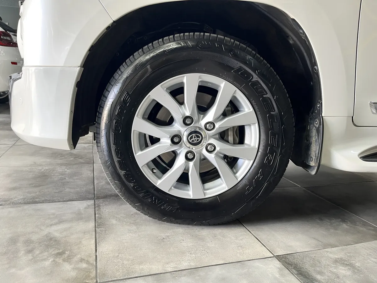 Toyota Land Cruiser 200 A año 2021 blanco14