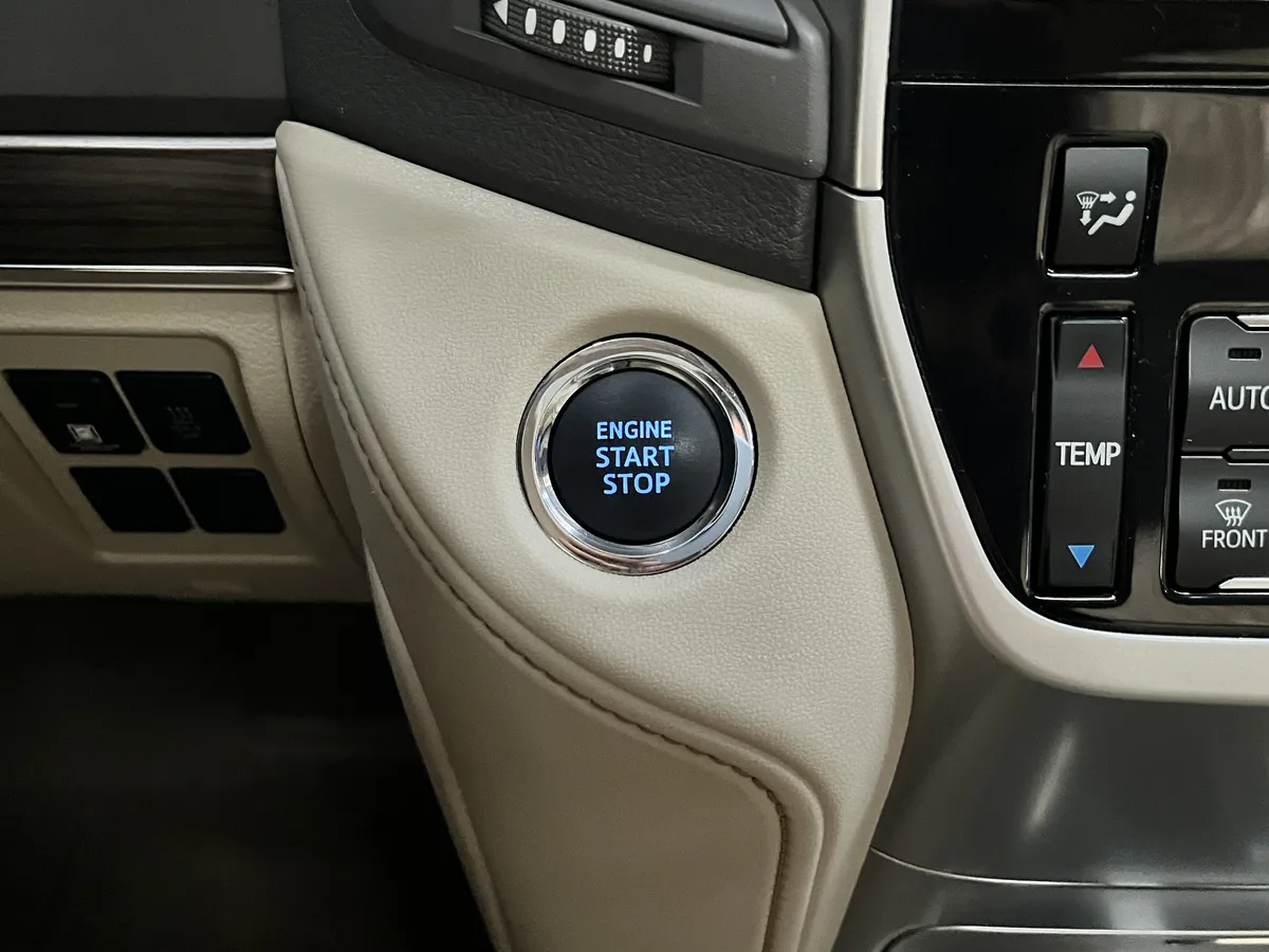 Toyota Land Cruiser 200 A año 2021 blanco7