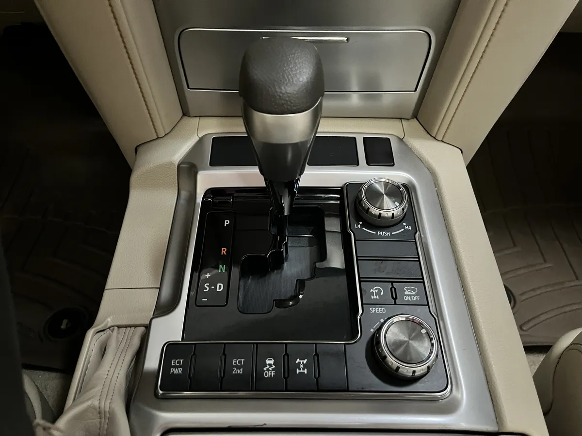 Toyota Land Cruiser 200 A año 2021 blanco9