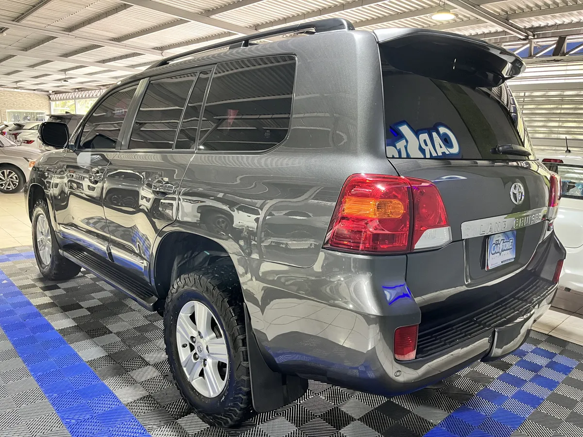 Toyota Land Cruiser 200 V8 2014 Gris Caracas