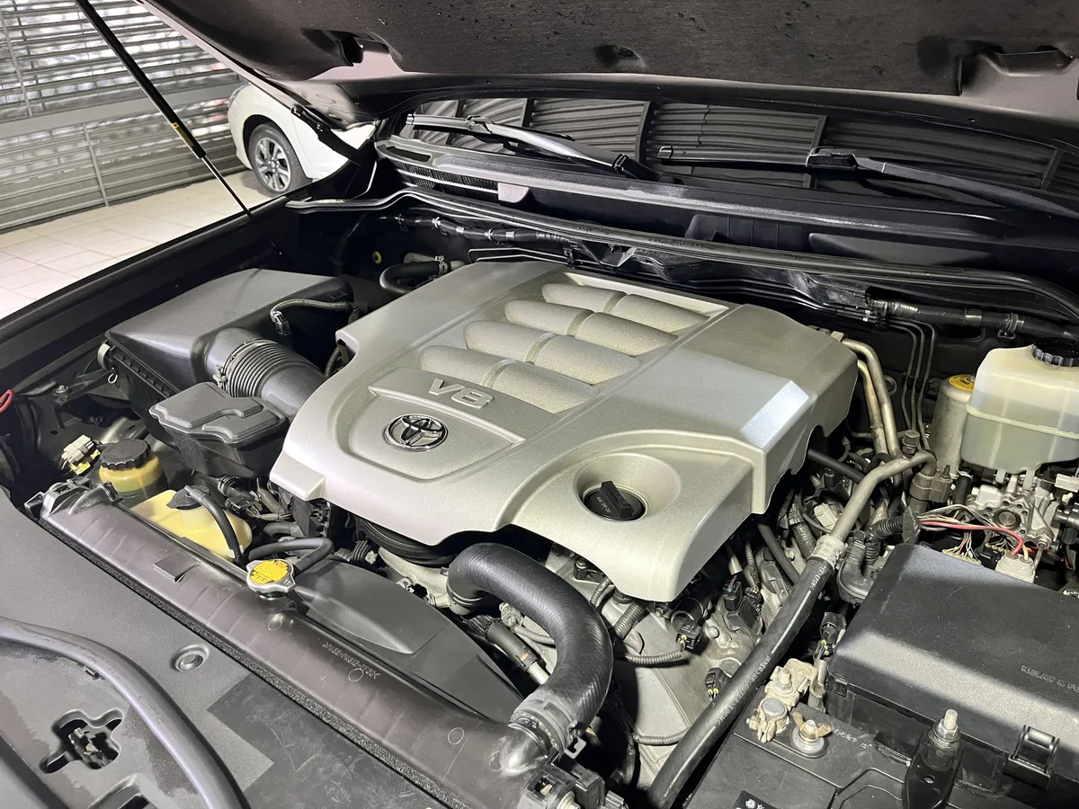 Toyota Land Cruiser 200 V8 gris15