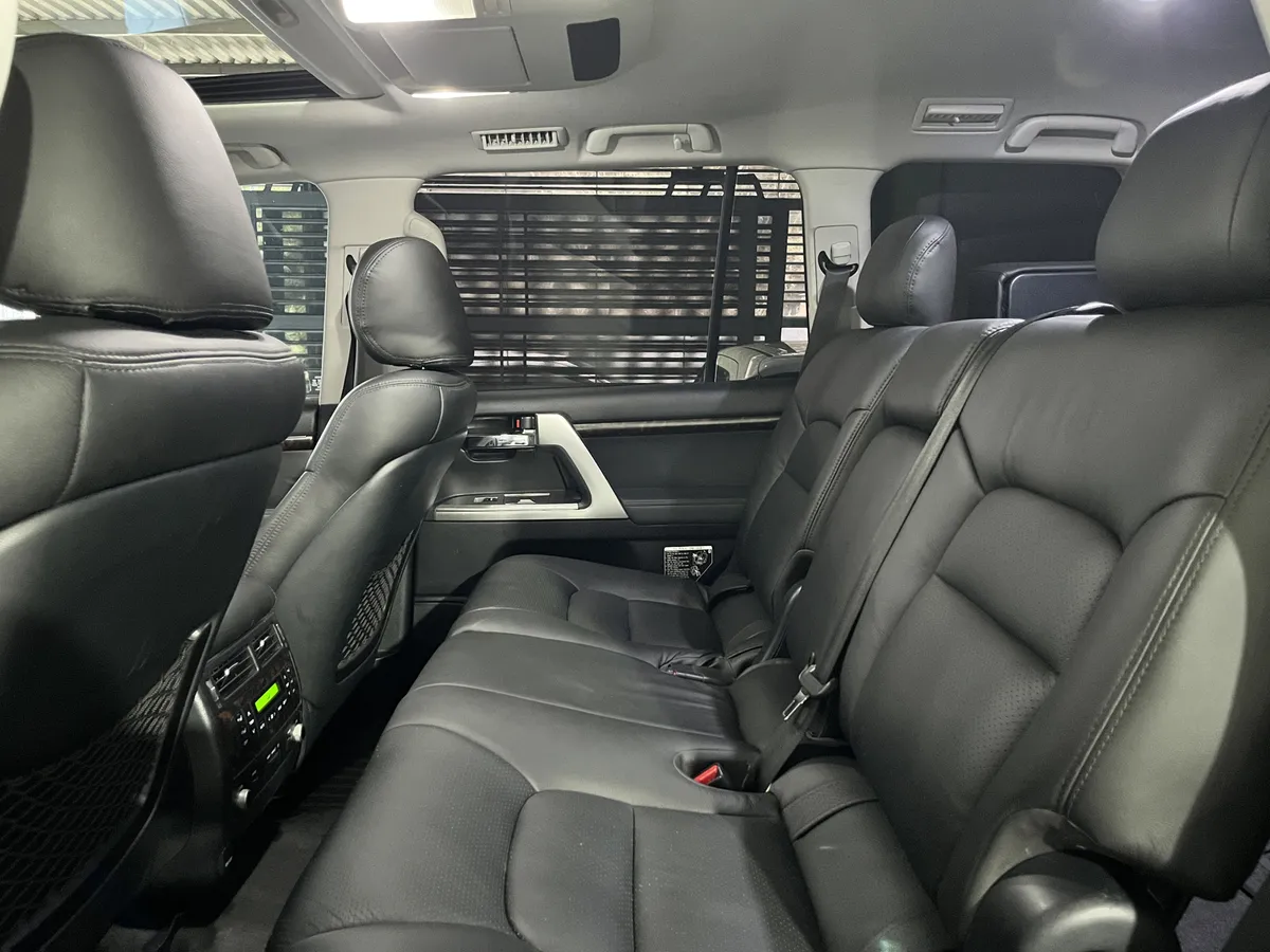 Toyota Land Cruiser 200 V8 gris8