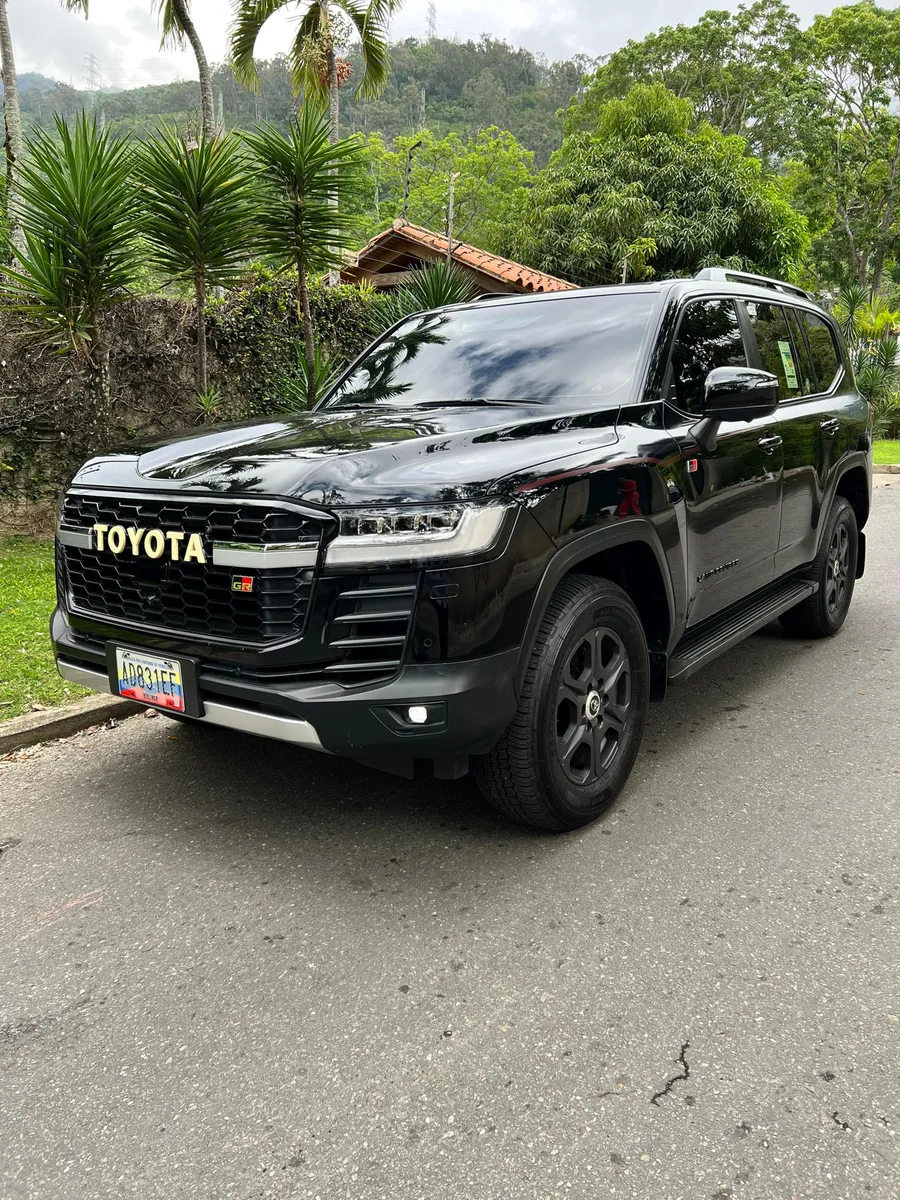 Toyota Land Cruiser 300 GR 2023 Negro Caracas