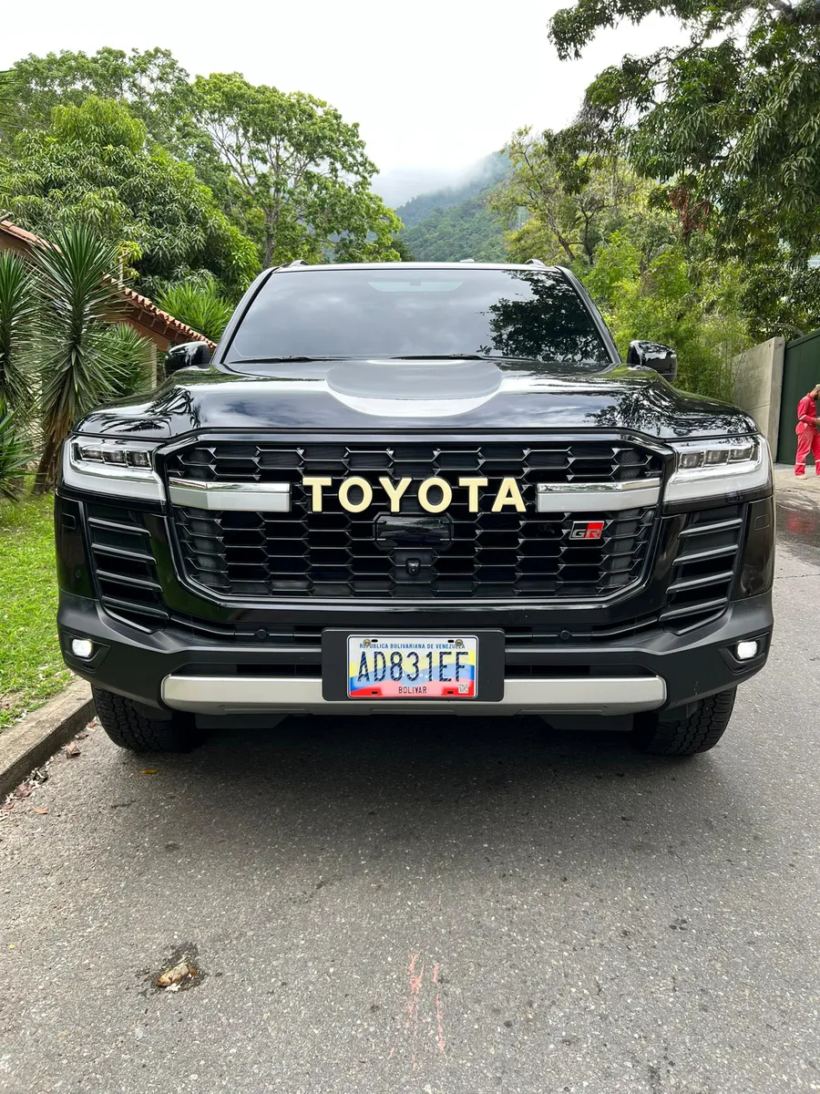 Toyota Land Cruiser 300 GR 2023 Negro Caracas