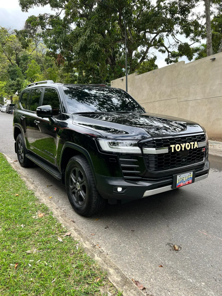 Toyota Land Cruiser 300 GR 2023 Negro Caracas