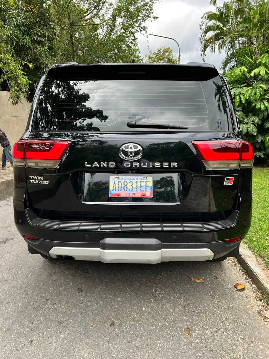 Toyota Land Cruiser 300 GR 2023 Negro Caracas
