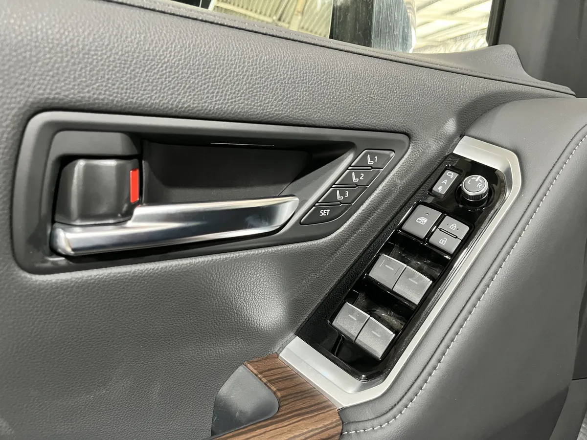 Toyota Land Cruiser 300 Vx 2025 camioneta negra10