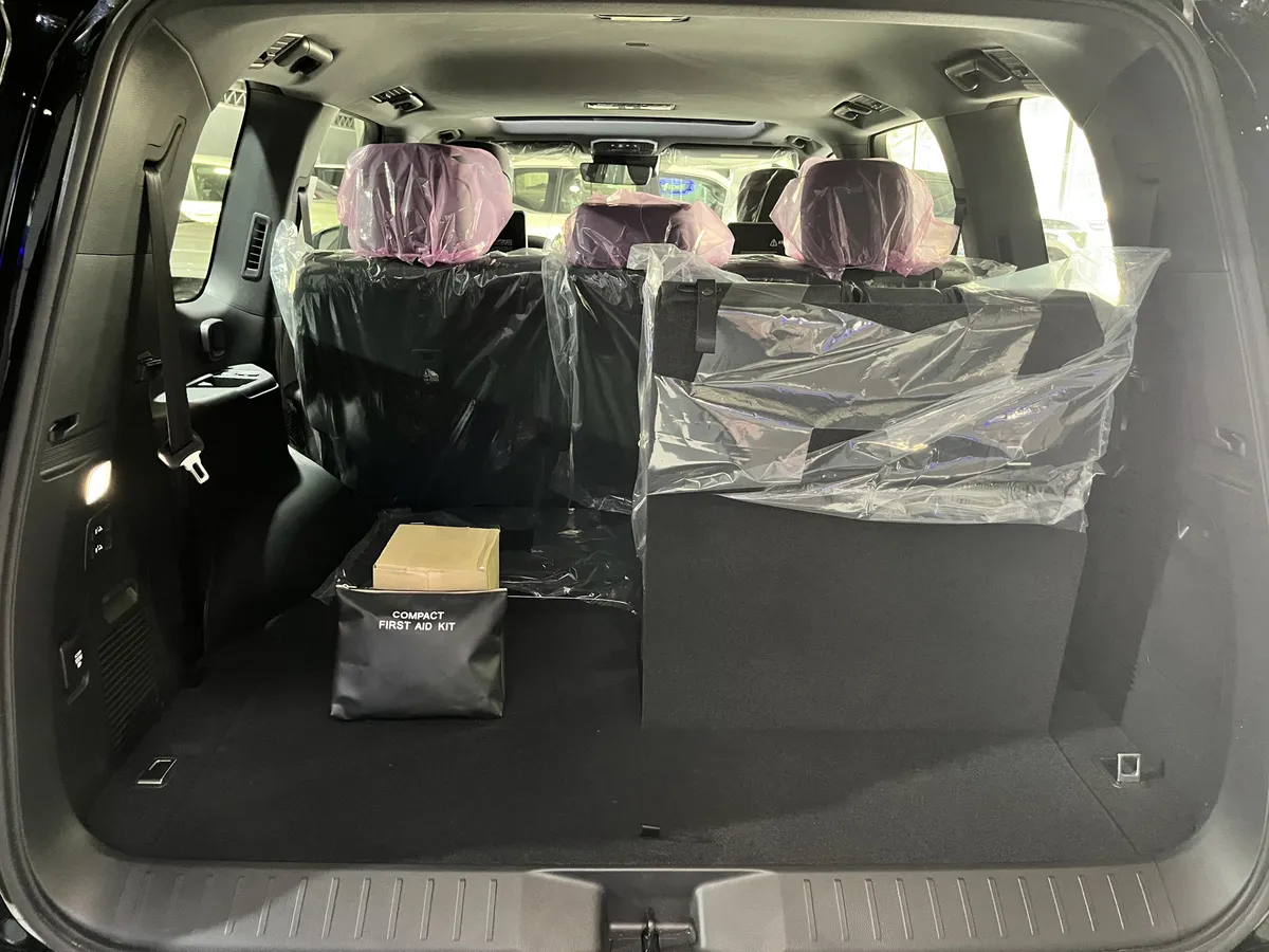 Toyota Land Cruiser 300 Vx 2025 camioneta negra2