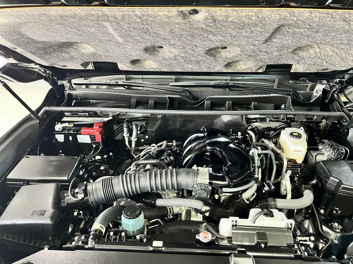 Toyota Land Cruiser 300 Vx 2025 camioneta negra3
