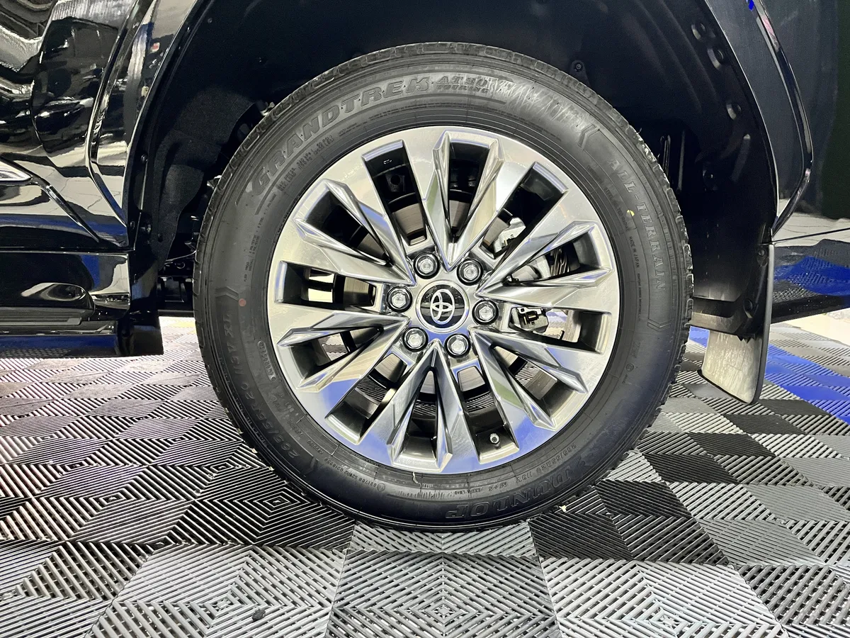 Toyota Land Cruiser 300 Vx 2025 camioneta negra4
