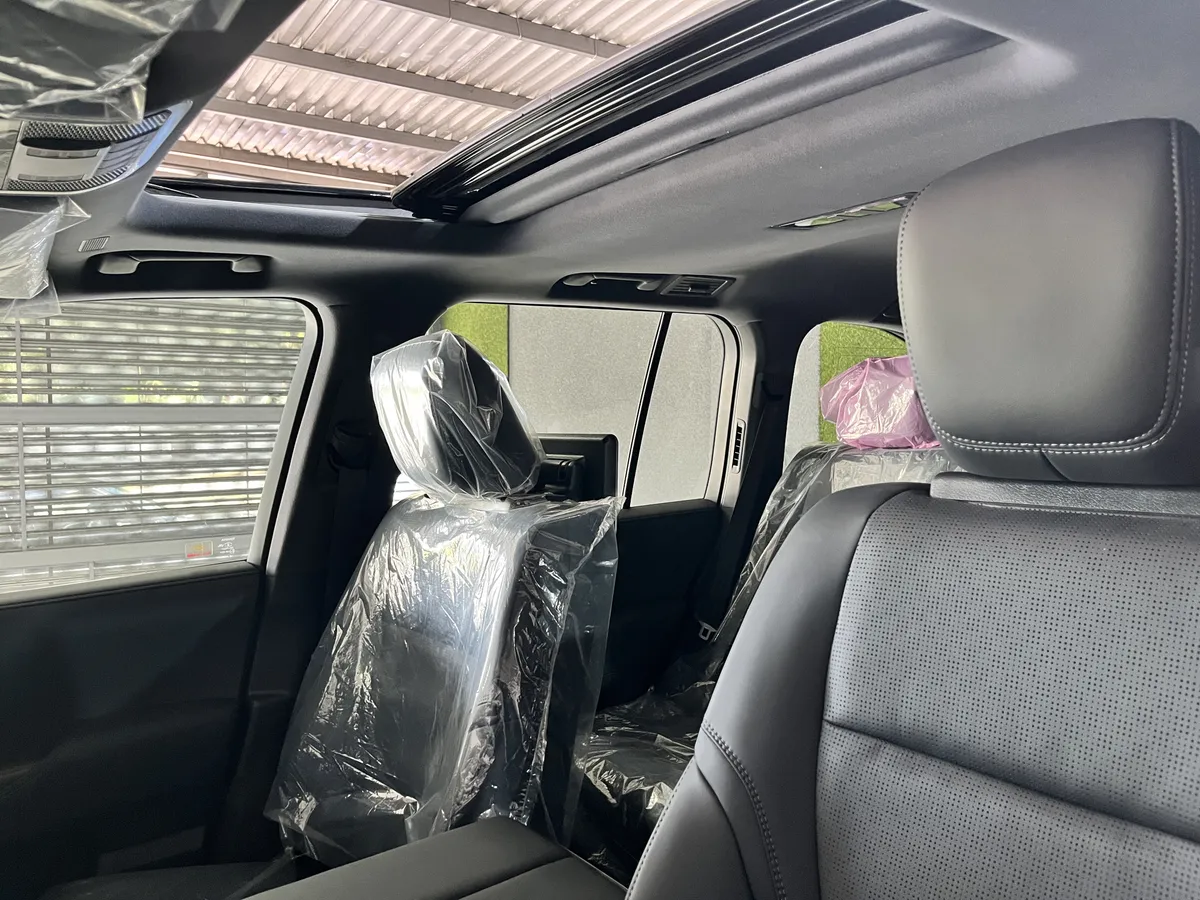 Toyota Land Cruiser 300 Vx 2025 camioneta negra7